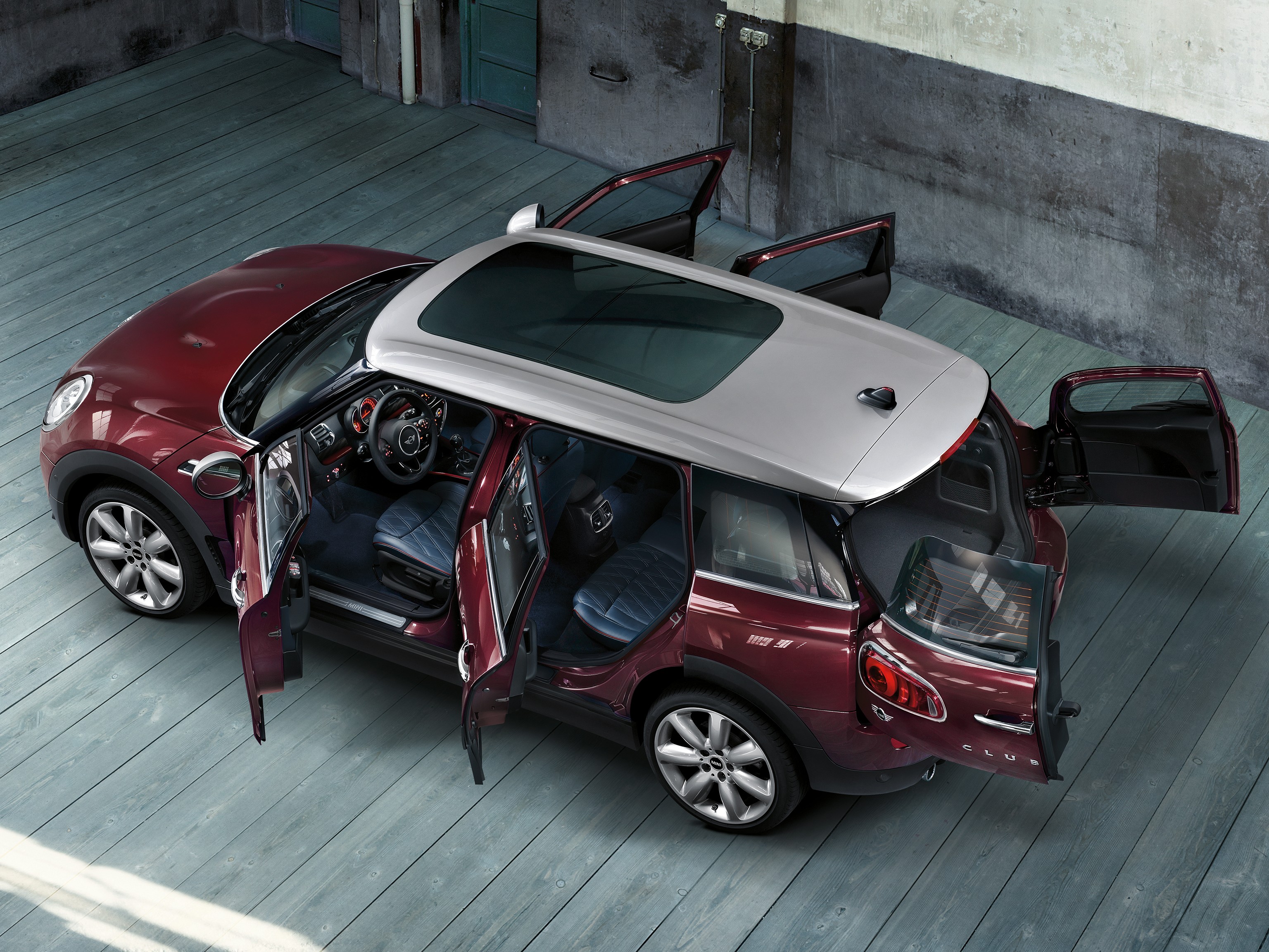 MINI CLUBMAN – כל 6 הדלתות פתוחות